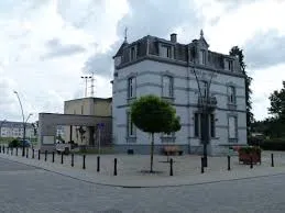 Plombier Aubange scène urbaine avec maisons typiques et rues pavées, ambiance locale d'une petite ville belge conviviale
