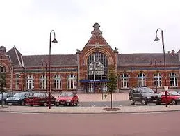 Scène du centre-ville de Châtelet avec des canalisations symbolisant le service de débouchage Châtelet efficace.