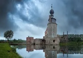 Rue animée de Colfontaine avec camion de débouchage en action, typique des paysages urbains de la ville