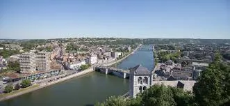 Vue sur le centre-ville de Huy avec ses bâtiments historiques, idéal pour des services de débouchage à Huy