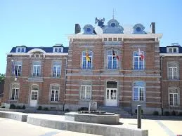 Ville de Jemeppe-S-Sambre avec un plombier en action devant des maisons historiques et rues pavées.