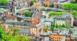 Plombier Liège : vue sur l'Opéra Royal, architecture classique et rues animées typiques de cette ville belge.