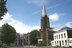 Plombier Manage vue urbaine avec rues pavées et bâtiments anciens typiques, reflet de l'authenticité locale.