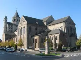Rue animée de Nivelles avec plombier expert en action pour le débouchage Nivelles près de l'église Sainte-Gertrude