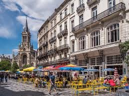 Vue d'un artisan plombier à Saint Gilles près des maisons colorées typiques et ruelles pavées de la ville, alliant charme et service