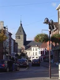 Plombier Tubize devant l'église Saint-Jean-Baptiste, typique d'une scène urbaine de la ville avec rues pavées et architecture locale