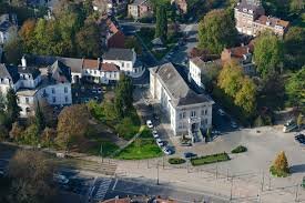 Vue aérienne du centre ville de Watermael Boitsfort avec égouts visibles, propice au débouchage local